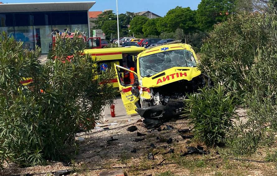 Četvero ozlijeđenih u sudaru Hitne pomoći i auta u Šibeniku