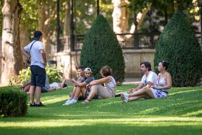 FOTO Zagreb pun turista, ne smetaju im ni paklene vrućine