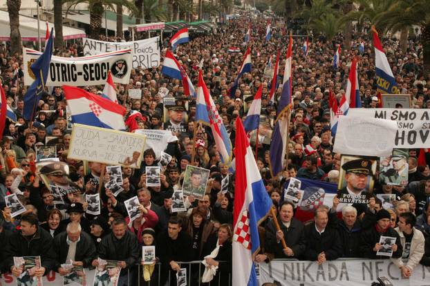 ARHIVA - Prepuna splitska riva tijekom skupa podrške uhićenom generalu  