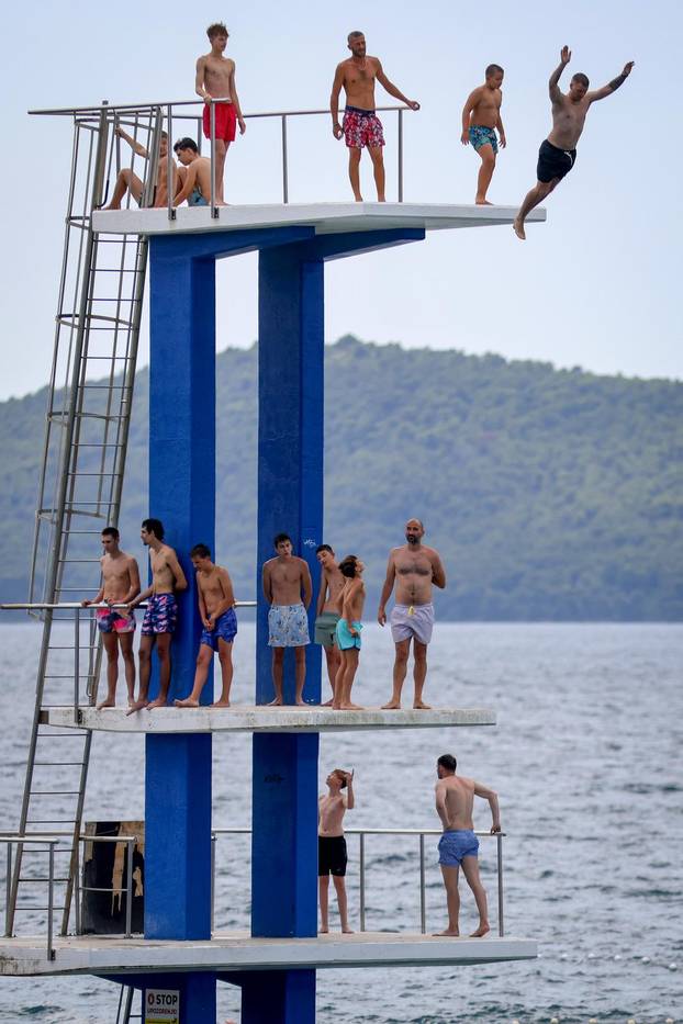 Zadar: Velik broj kupača na plaži Kolovare