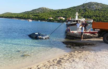 Povuci-potegni: Htio je izvući brod iz mora pa i on potonuo