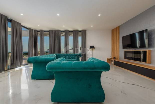 Pogodite koliko košta: Dvojna vila u blizini Novalje ima bazene, roštilj i teniski teren...