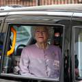 Došla taksijem: Lažna kraljica zbunila fanove ispred bolnice