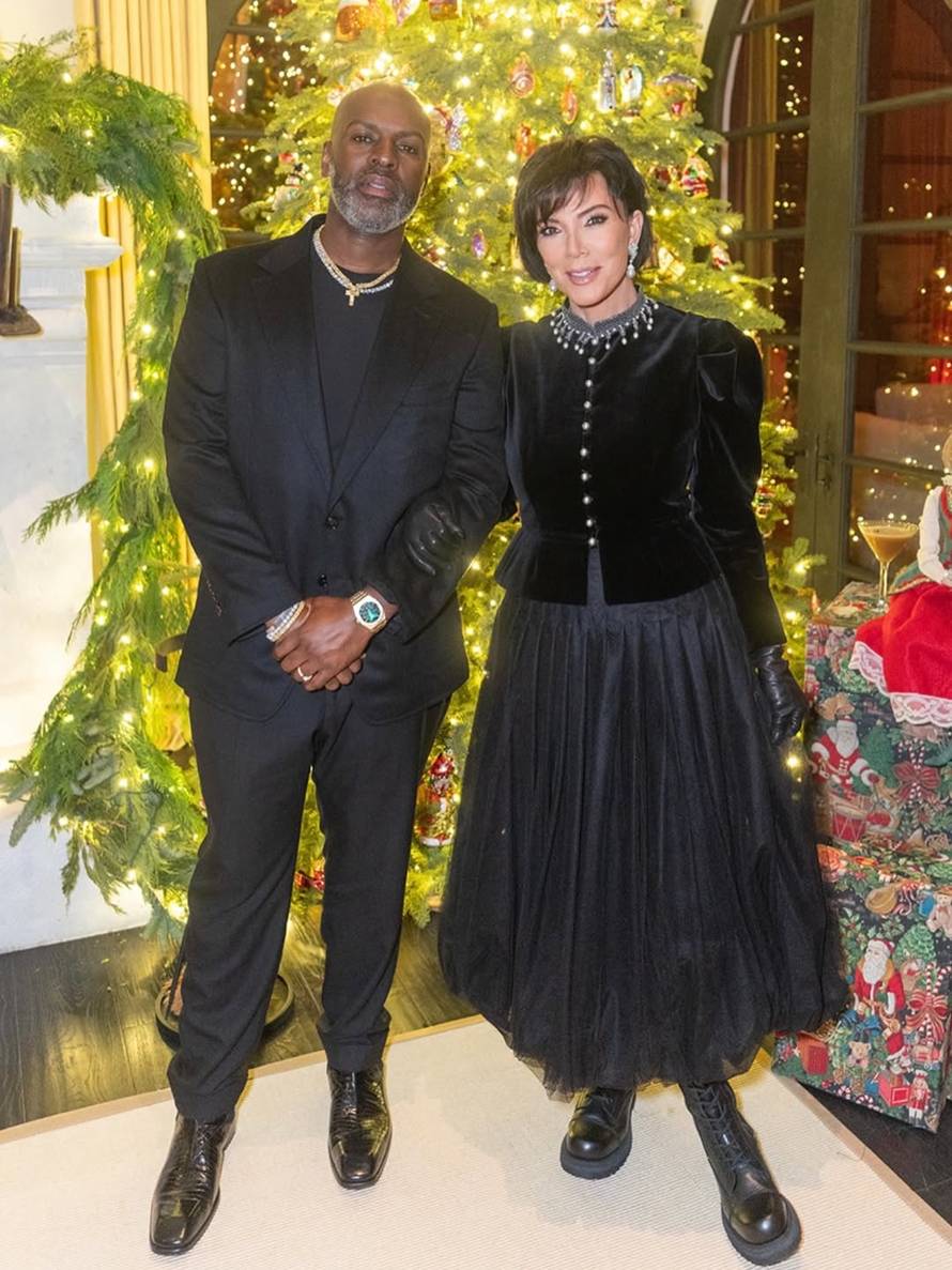 Kris Jenner (70) stisnula se uz 25 godina mlađeg partnera i odmah pokrenula raspravu...