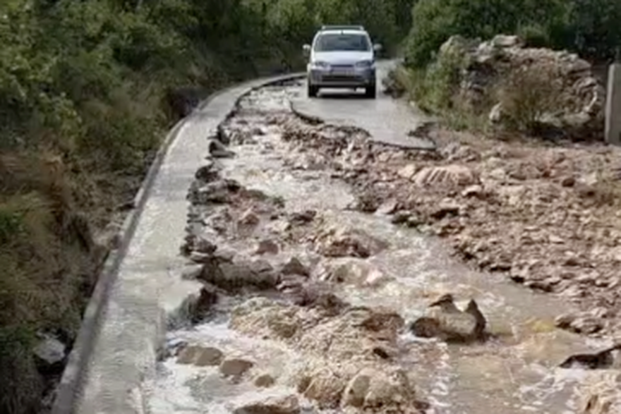 Bujica je odnijela cestu u Tribunju