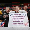 Mlada navijačica transparentom privukla pozornost: 'Dragi Luka'