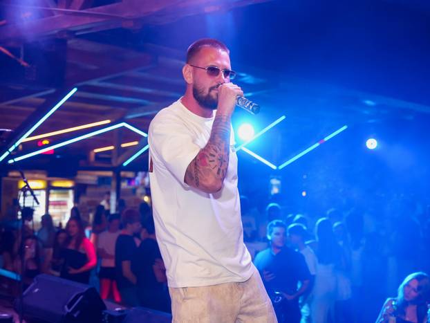 FOTO Maja Šuput nastupila je u Vodicama, evo što je u publici radio Šime: 'Ova je za tebe!'