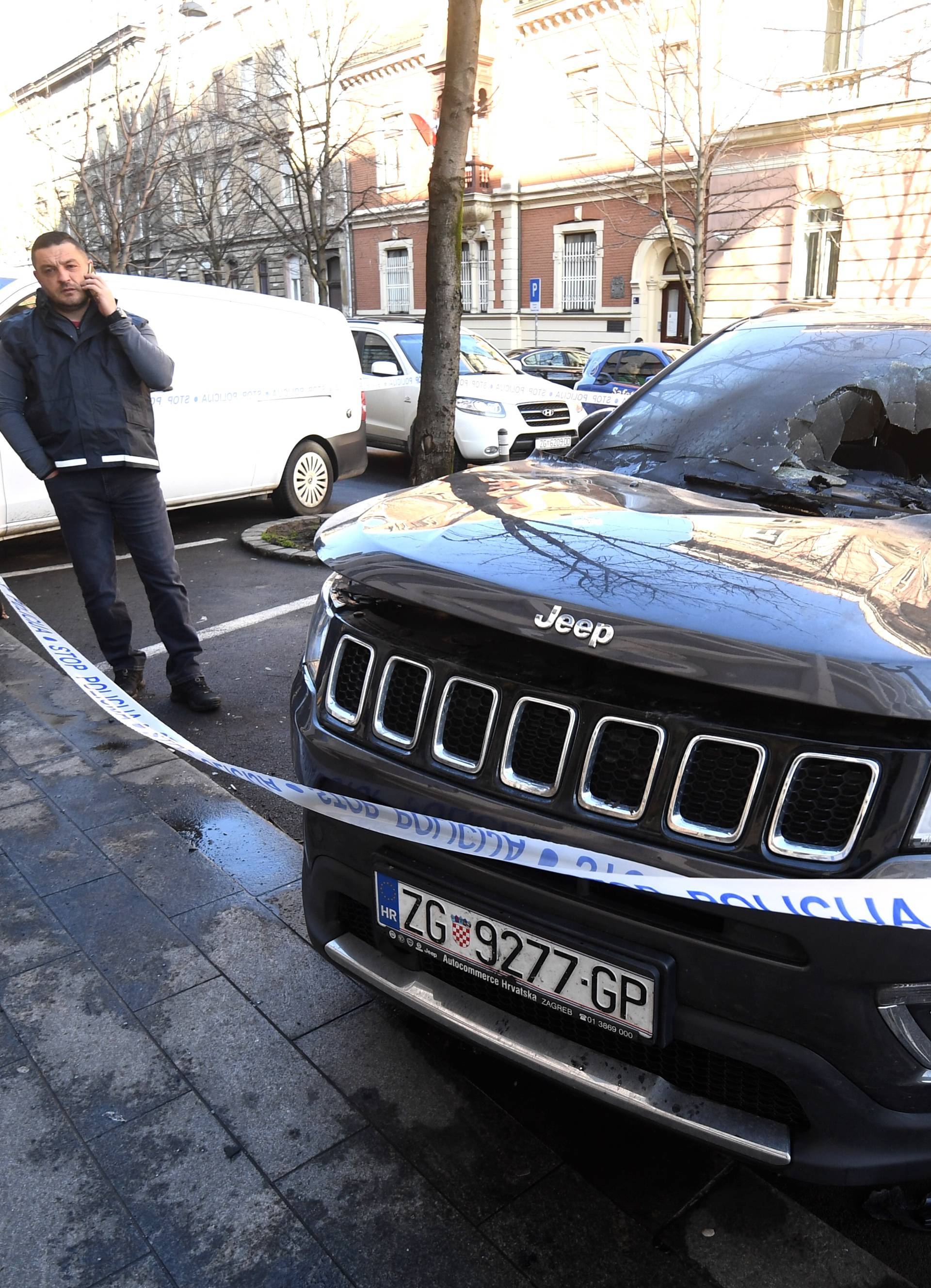 Bacili zapaljivu stvar na auto u Zagrebu, savila mu se hauba