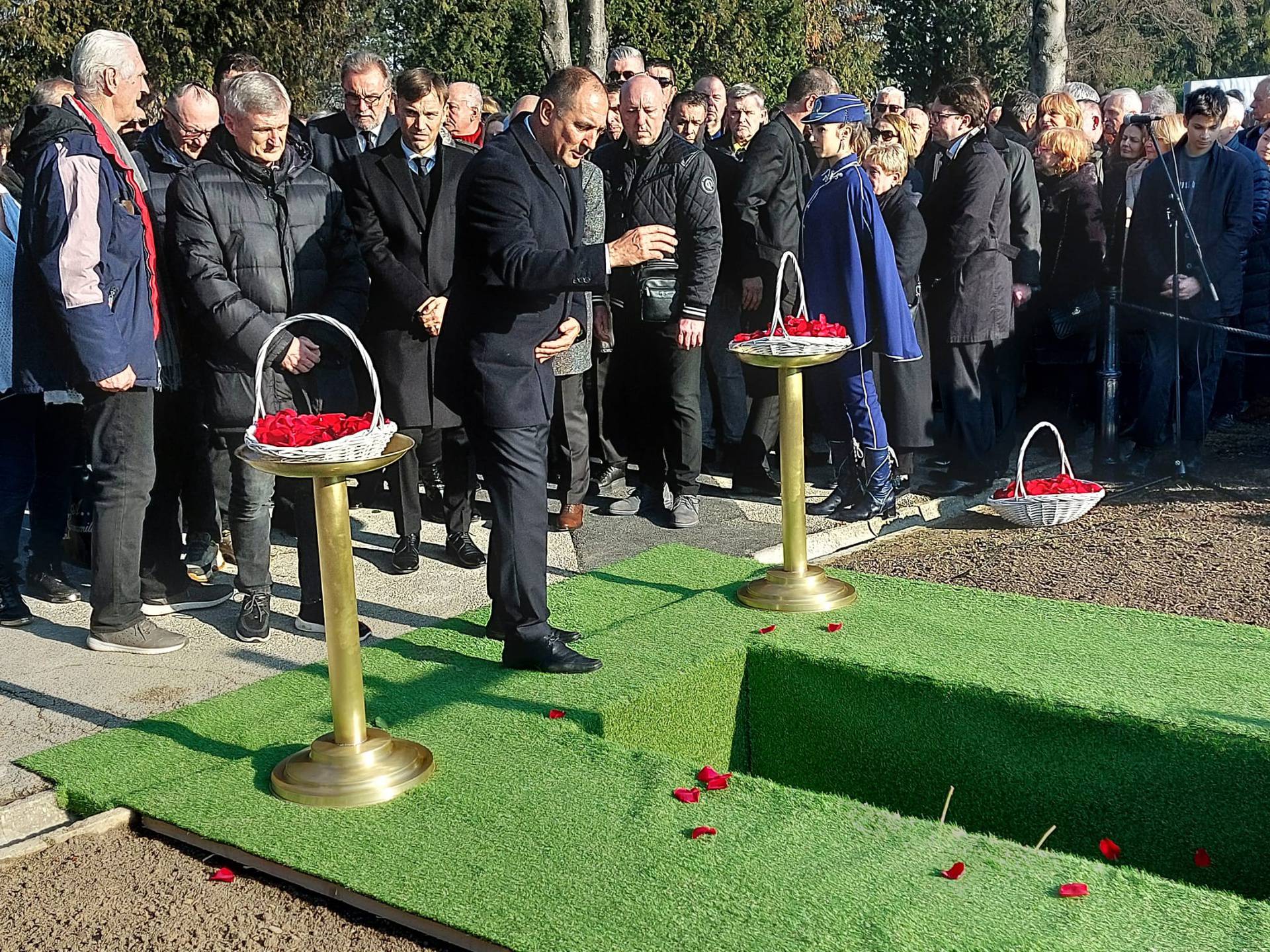 Legendarni trener Ćiro Blažević pokopan na Aleji velikana na Mirogoju: Stotine ga ispratile