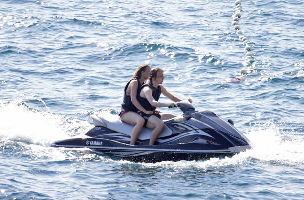 ARHIVA - Dubrovnik, 2009. Luka Modri? uživao s djevojkom Vanjom Bosni? na jet skiju