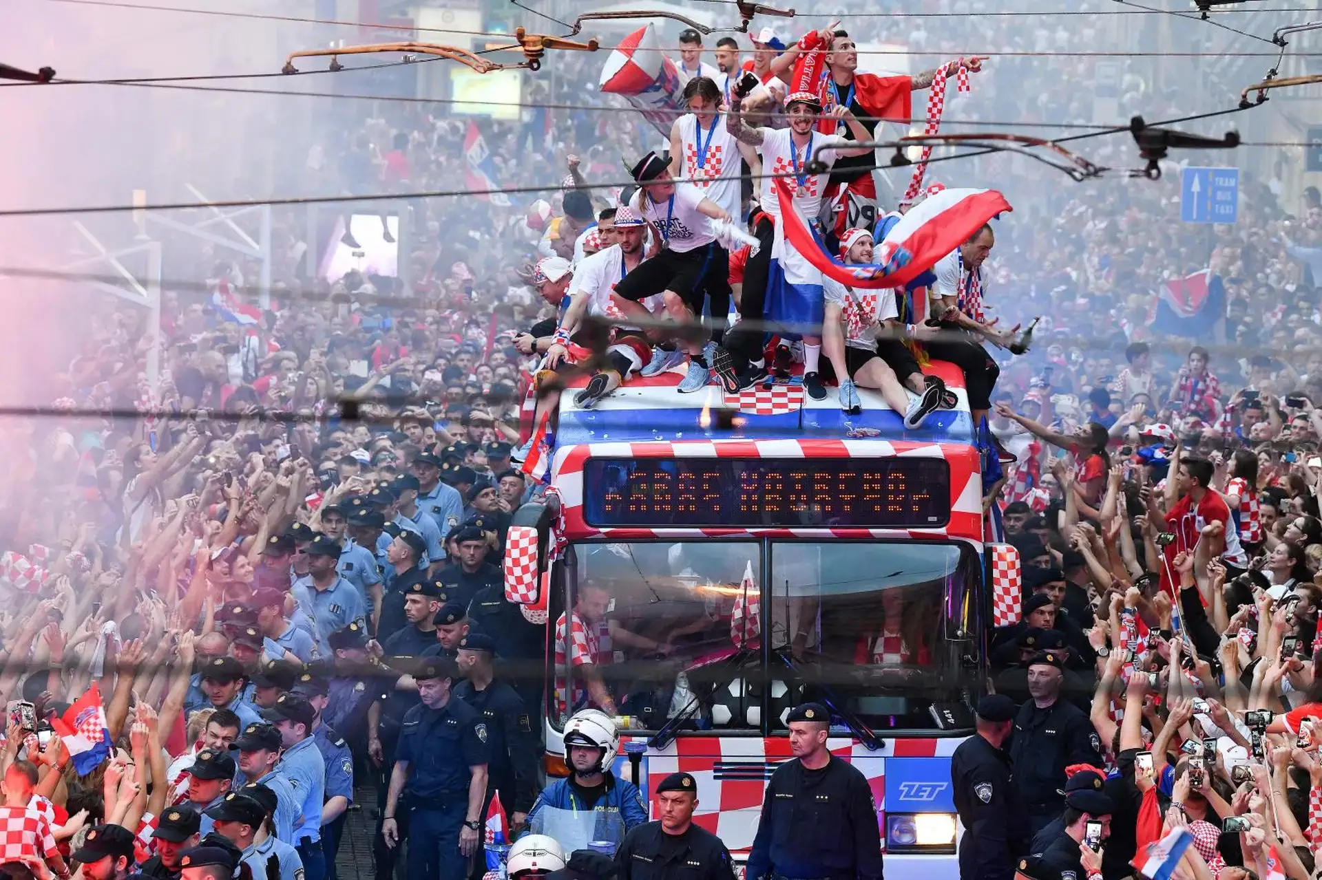 Dva sata za povijest: Prisjetimo se dočeka Vatrenih iz 2018. godine pred pola milijuna ljudi