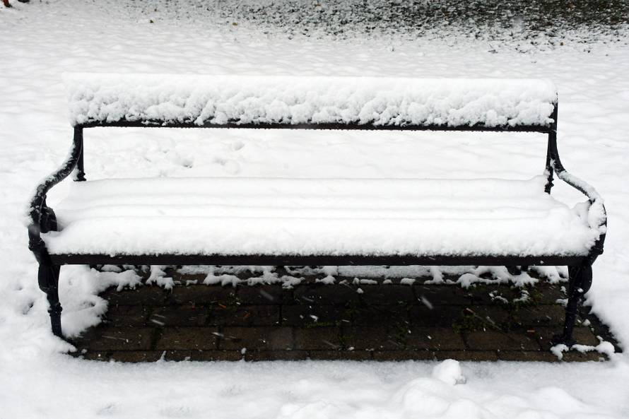 Sisak: Snijeg koji pada cijelo prijepodne zabijelio grad