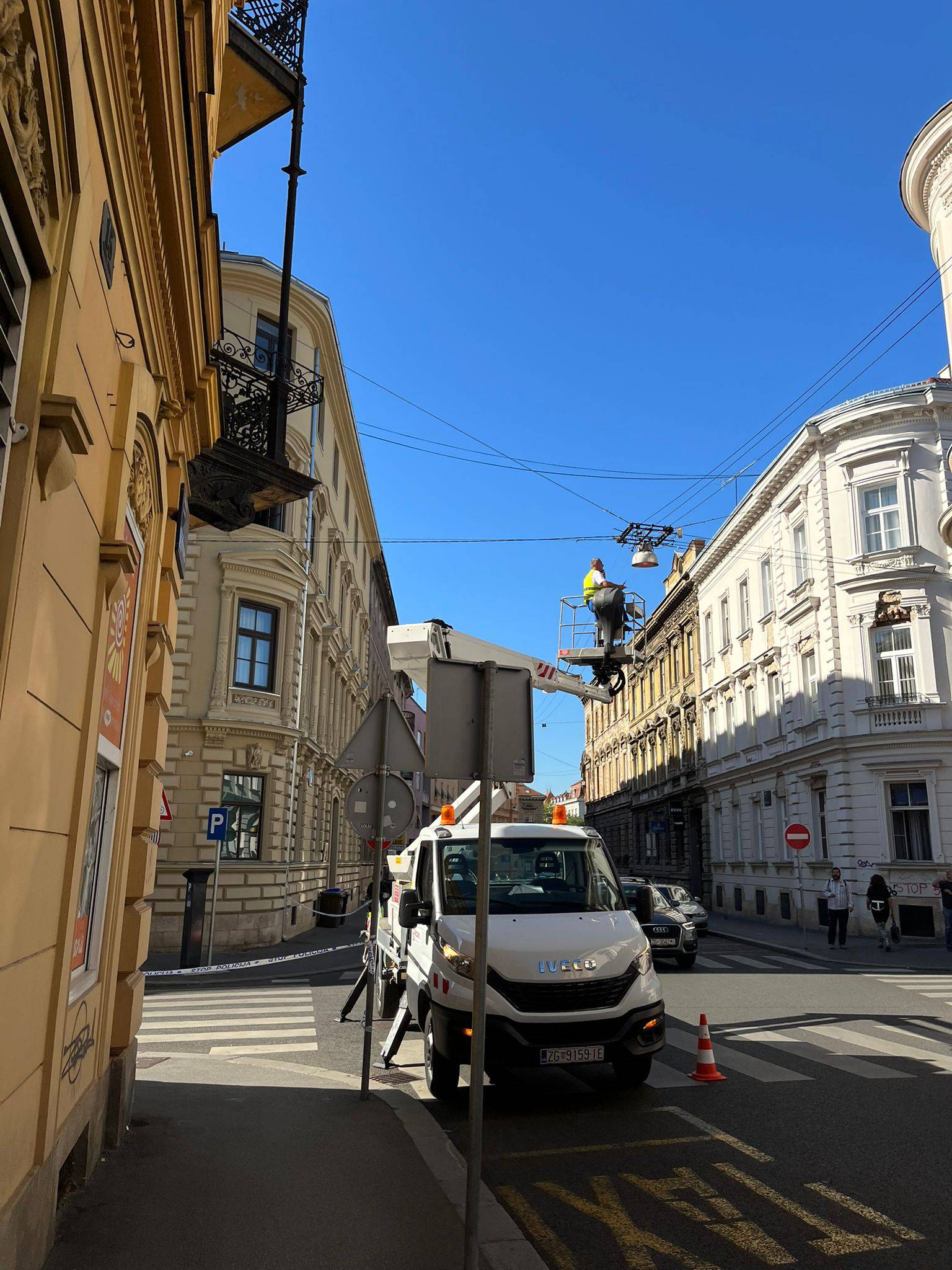 Dan nakon požara: Pogledajte kako izgleda izgorjelo krovište, pepeo se zalijepio po autima