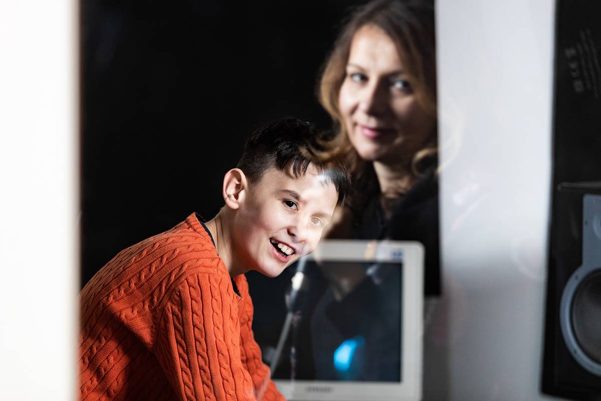 Mama Ana i sin Mark izrađuju videolekcije za škole o tome kako se radi glazba na računalu