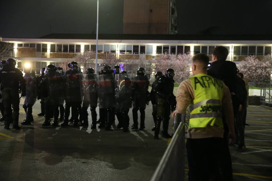 Beograd: Studenti u blokadi  objavili da su blokirali zgradu Radio-televizije Srbije (RTS) i najavili da će blokada trajati 22 sata