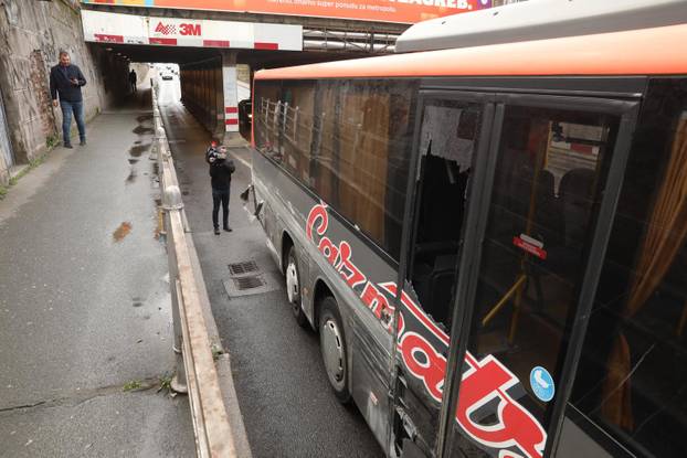 Autobus zaglavio u podvožnjaku u Zagrebu