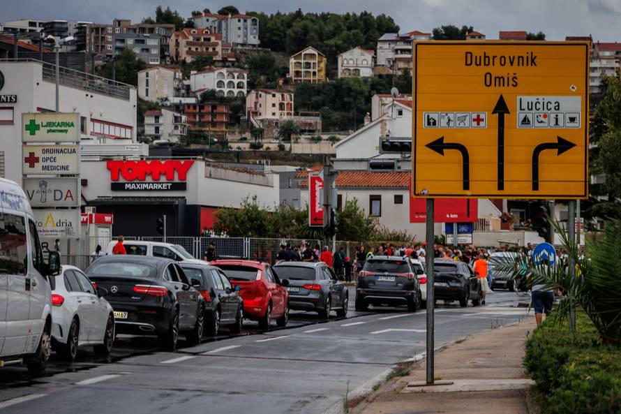 Na početku Podstrane u Strožancu održan je prosvjed protiv prometnog kolapsa
