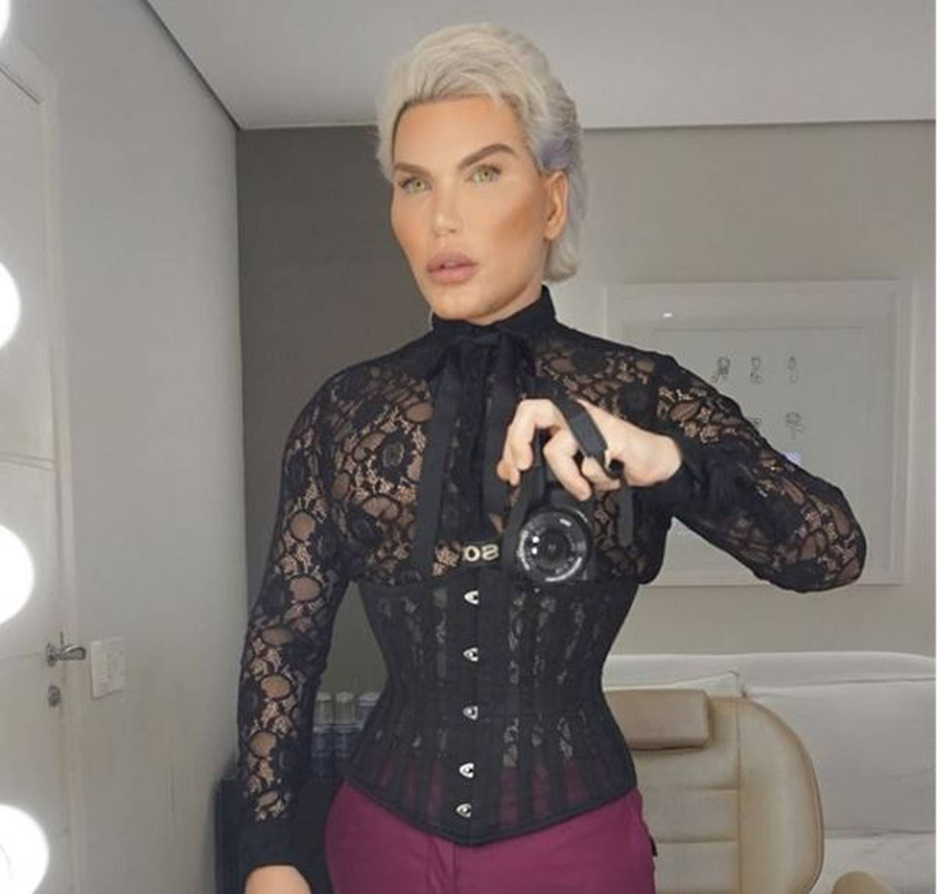 мужчина с удаленными ребрами. джастин джедлика фото. валерия лукьянова талия до и после. живой кен родриго алвес стал женщиной. пластическая операция на талию.