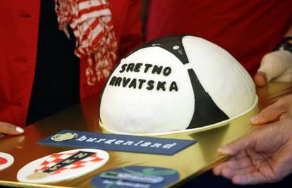 Austrijanci su tortom zaželjeli sreću Hrvatskoj na prvenstvu