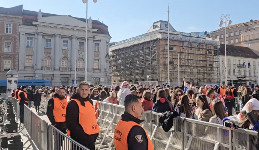 Deseci tisuća ljudi dočekali su srebrne! Trgom se orile pjesme, navijači zapalili desetak baklji