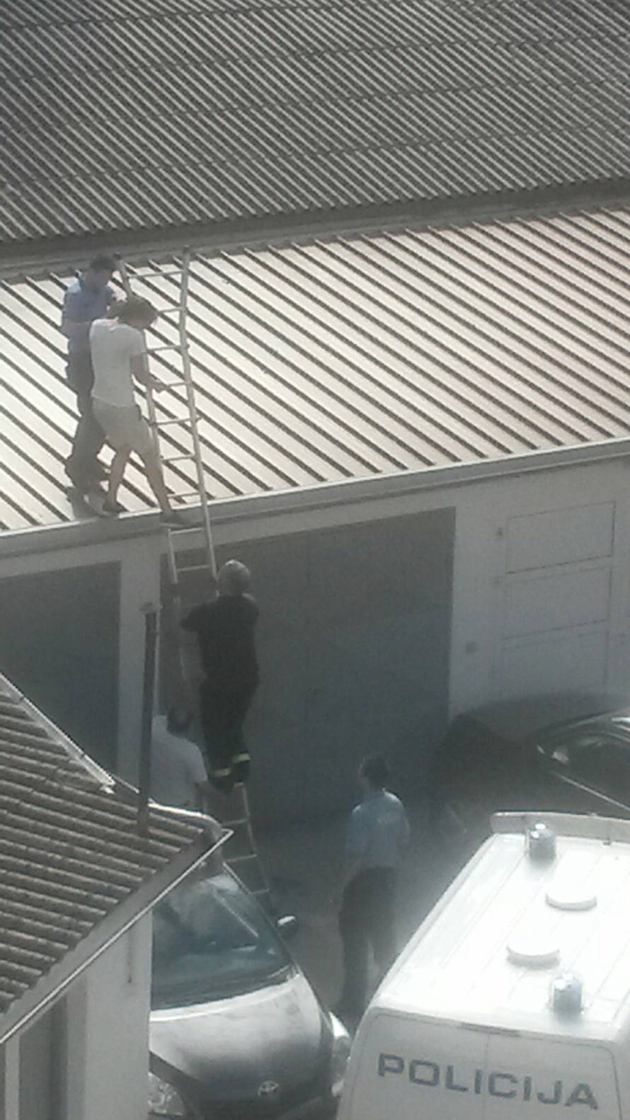 Nije imao ključ apartmana pa je odlučio prespavati na krovu