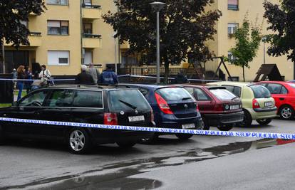 Bacio bombu ispred zgrade: Oštećeno nekoliko automobila