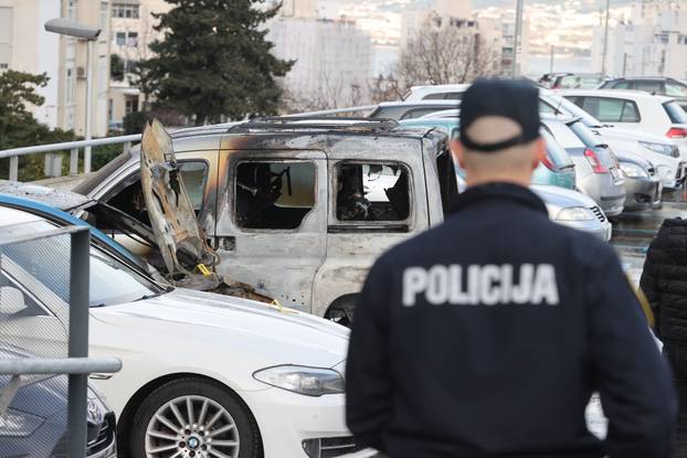 Split: U Krležinoj ulici zapaljena su tri automobila, policijski očevid u tijeku
