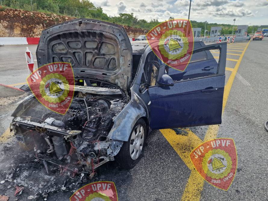 FOTO Brzom reakcijom izbjegli katastrofu: Zapalio se auto u kojem je bila slovenska obitelj