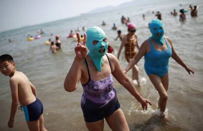 Provalnici na plaži? Ma ne, to se samo žene štite od zračenja