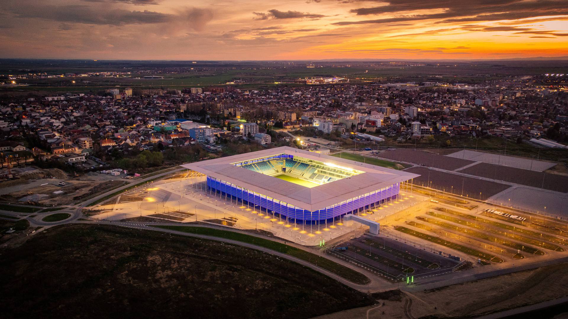 Pogled iz zraka na osvijetljeni novi stadion NK Osijeka