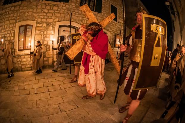 U Imotskom na Cvjetnicu uprizorena „Imotska Muka“, scenski prikaz Muke Gospodina našega Isusa Krista 