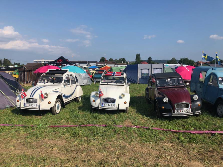 Spačeki okupirali Trg: Ma ovo je naš automobilski Woodstock