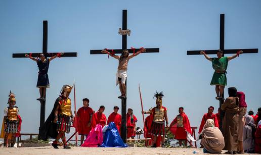 Djed 7 unučadi nosi križ težak 27 kilograma na procesiji na Filipinima, ljudi se bičuju...