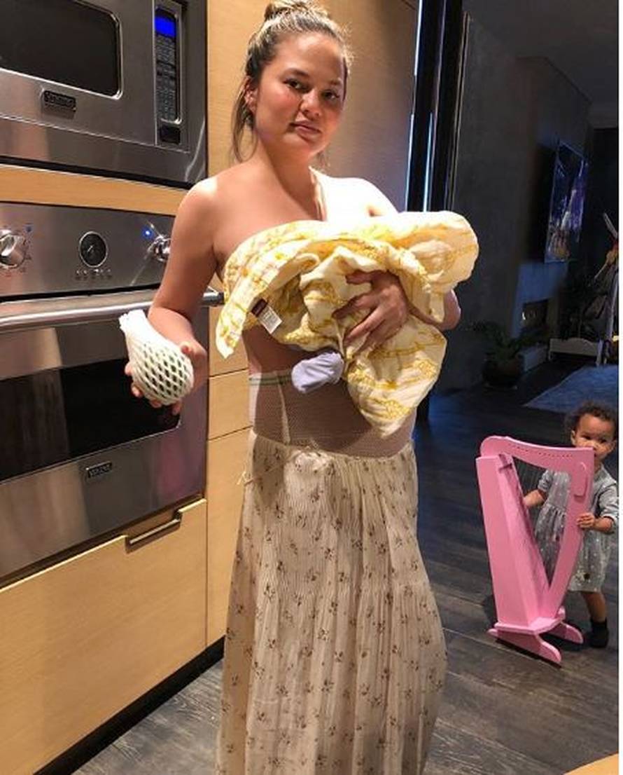 Chrissy Teigen 'izbacila' noge, a ni grudi nisu ostale 'zakinute'