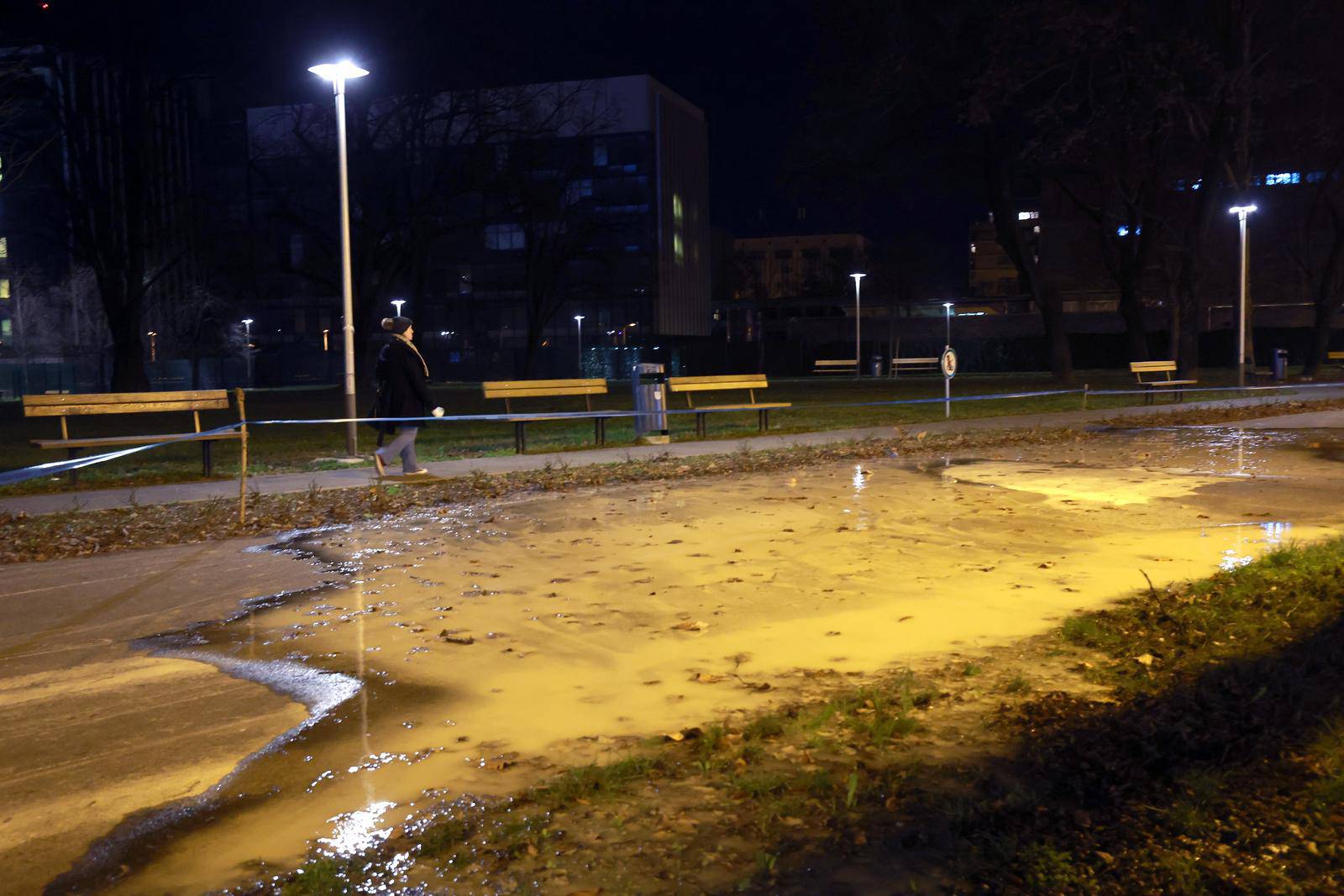 Zagreb: Na križanju Koranske i Koturaške puknuo lokalni vodovod, u Savskoj se voda izlila iz magistralnog voda 