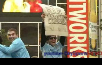 Tevez naslov sramotno slavio s transparentom ''R.I.P. Fergie''