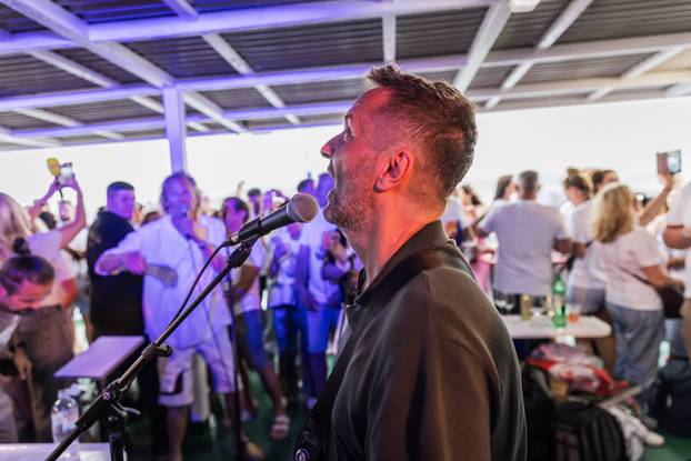 Split: Koncert u čast Oliveru Dragojeviću  na trajektu za Velu Luku