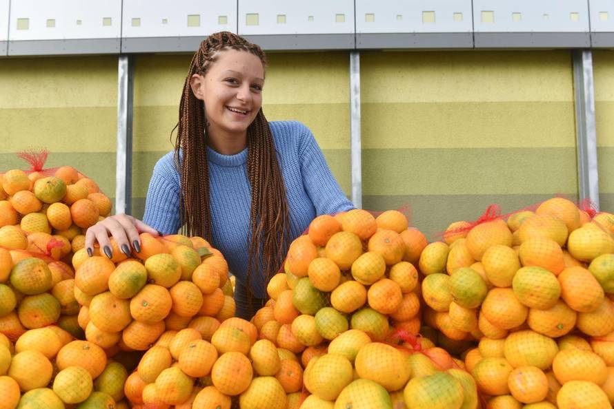 Kristina Mandarina ponovno na štandu, obožavatelji pristižu...