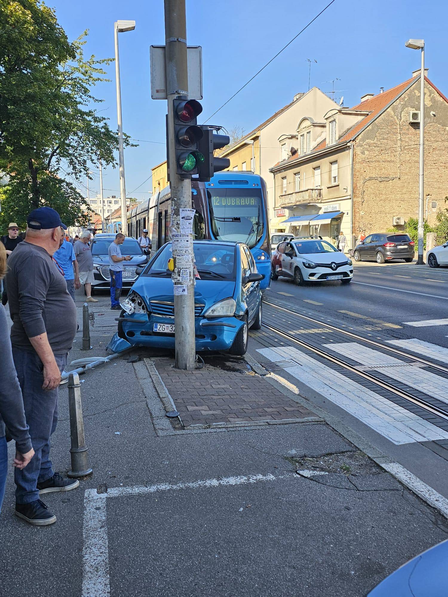 'Čovjek je htio prije tramvaja u dvorište. Nije uspio. Još ga je tramvaj udario odostraga'