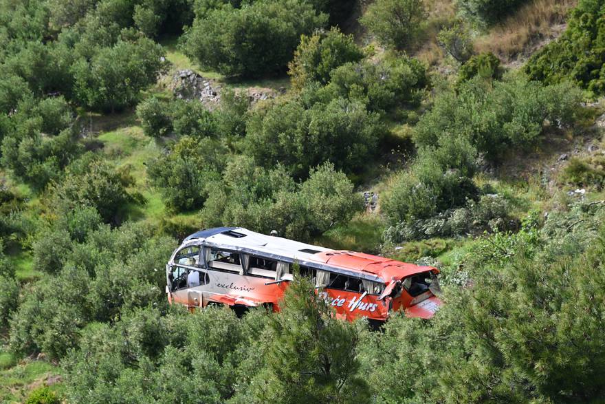 Vozač autobusa kod Makarske sletio s ceste u provaliju: 'Sve se dimilo, vozač je sam izašao van'