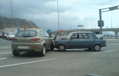  Nisu se ozlijedili u sudaru auta na križanju autoceste