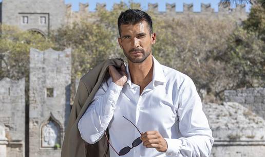 Milo&scaron; iz Gospodina Savr&scaron;enog u dru&scaron;tvu atraktivne plavu&scaron;e