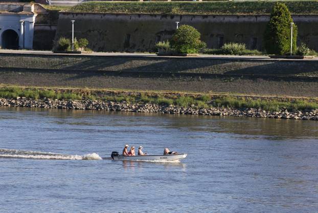 Osijek: Osječani pronašli osvježenje kupanjem na Dravi