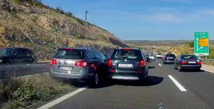 Video užasa: Blizu Maslenice u punoj brzini naletio na kolonu!