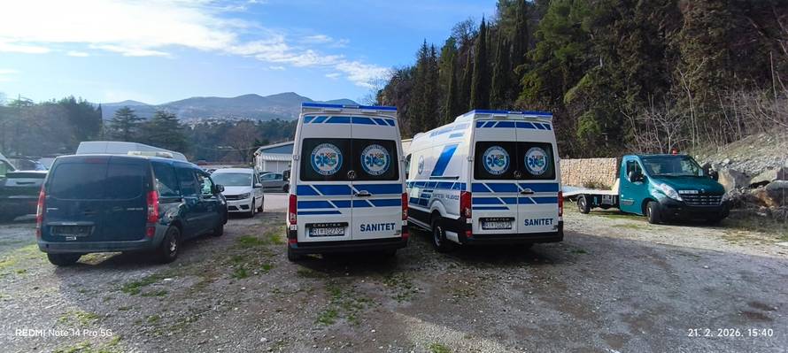 Nova vozila saniteta više od mjesec dana trunu na livadi: 'A pacijenti dugo čekaju prijevoz'