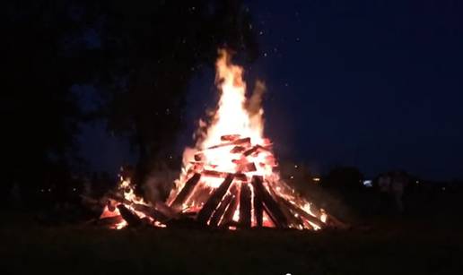 Vatra obasjala savski nasip: Trnjanski krijes ponovno gori