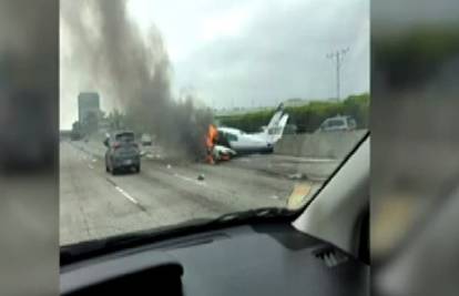 Avion se zabio u kamion na autocesti kod Los Angelesa