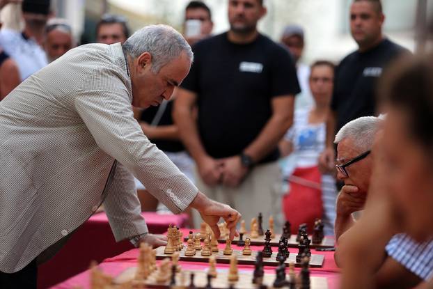 Crikvenica: Šahovski velemajstor Gari Kasparov odigrao simultanku sa 16 igra?a