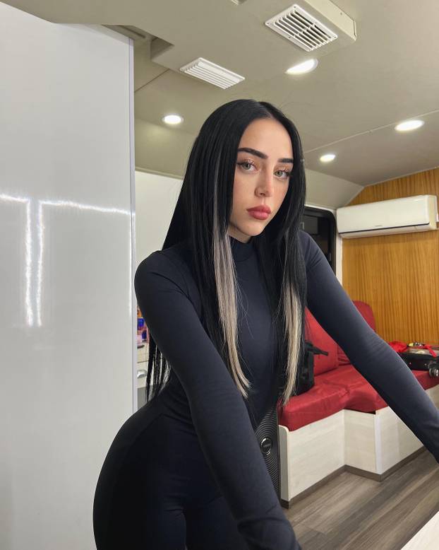 FOTO Argentinska pjevačica je ostavila Yamala zbog realovca?!