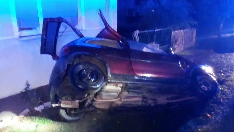 FOTO Mladići sletjeli s autom u kanal u Drežniku: Udarili su stup, teško su ozlijeđeni